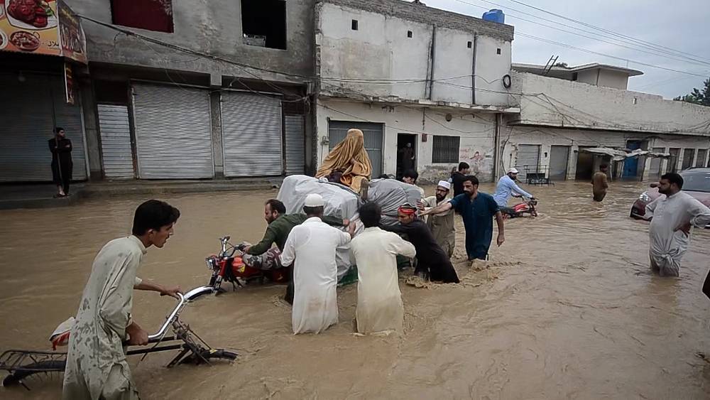 VIDEO : Floods in Pakistan cause many to evacuate