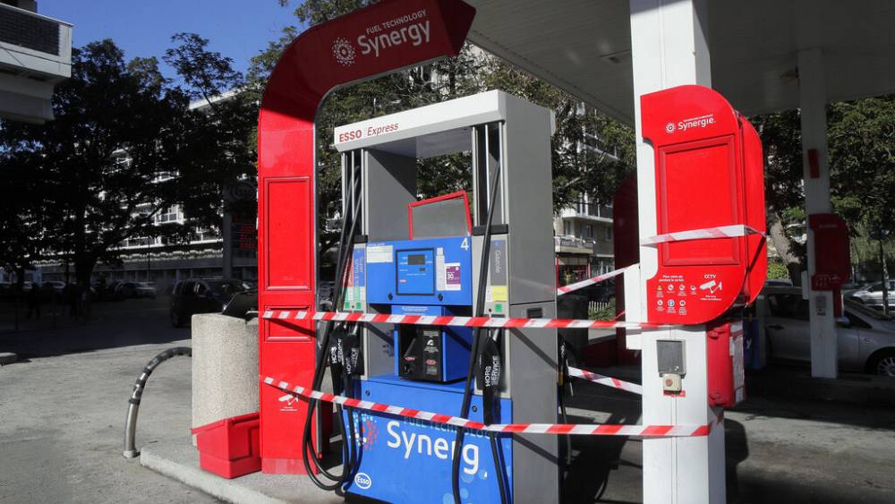 Strikers set for talks as some French petrol stations run dry