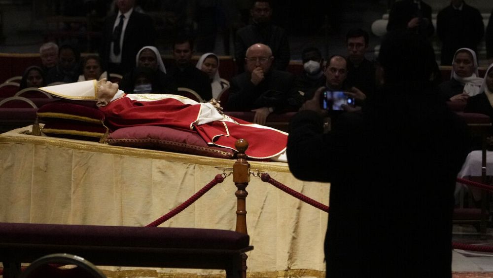 Benedict's admirers flock to Vatican to pay their last respects