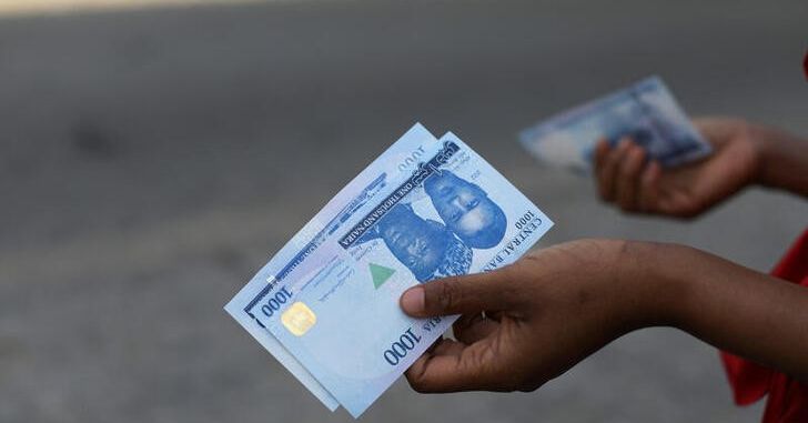 Nigeria's naira extends losses on official market