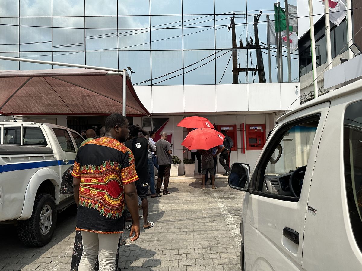New Naira ATM: Nigerians Queue at the Only Machine Dispensing the Banknotes
