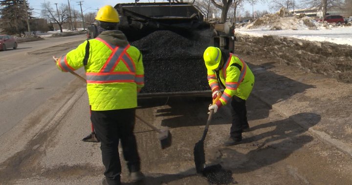 City of Winnipeg crews temporarily filling early season potholes - Winnipeg