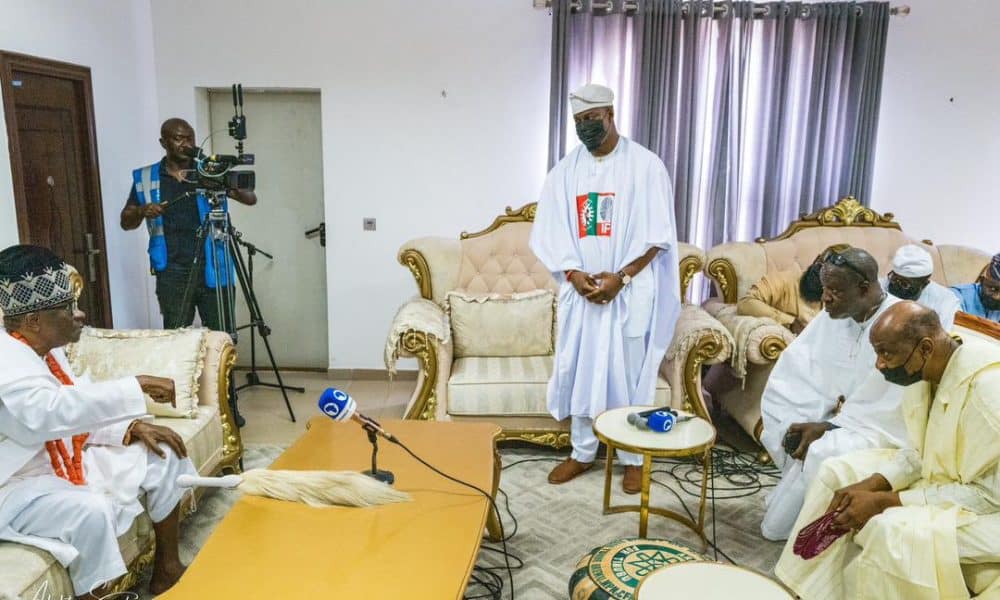 GRV Dragged For Not Removing His Shoes, Cap During Campaign Visit To Oba Of Lagos Palace