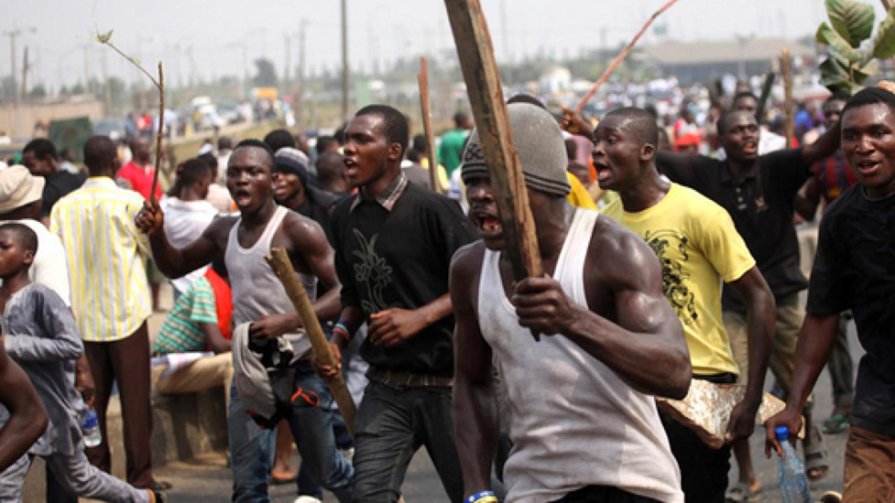 Guber polls: Thugs attack observer in Enugu polling unit [VIDEO]