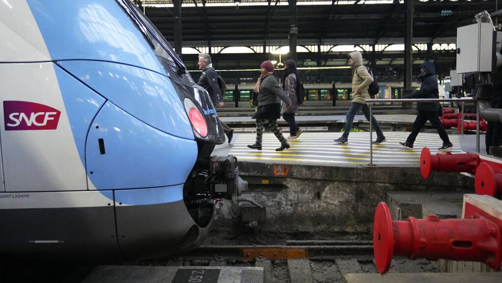 Major train strikes in France aimed at "blocking country"