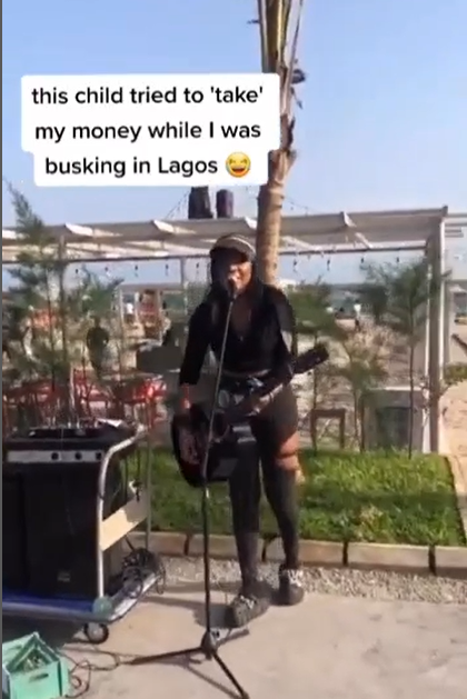 Moment Nigerian lady hilariously halts her performance to stop kids from leaving with her money (video)