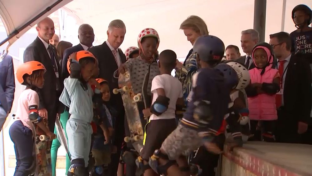 VIDEO : Watch: Belgian king steps on skateboard during visit to youth project