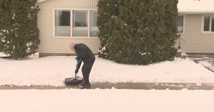 Regina residents left shovelling after April snow: ‘I thought we were done with it’ - Regina