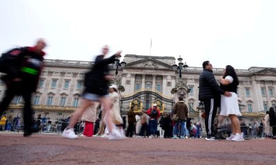 London police arrest man outside Buckingham Palace over suspected weapon - National