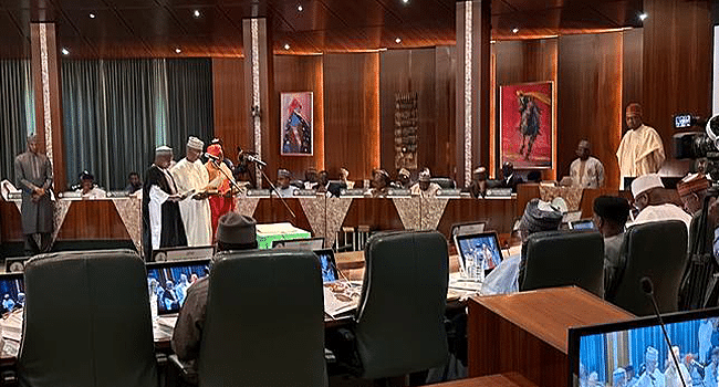 Buhari Swears In RMAFC’s Commissioners In Final FEC Meeting