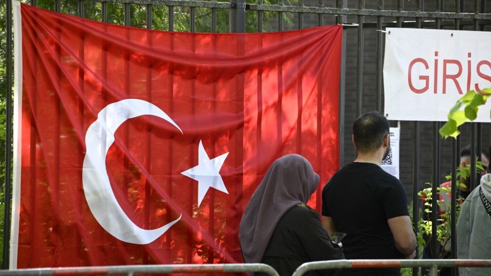 Erdogan supporters intimidate Turkish voters in Germany