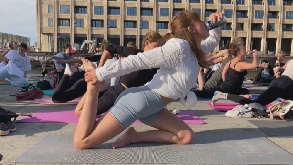 VIDEO : Watch: Booze and balance unite in beer yoga gathering!