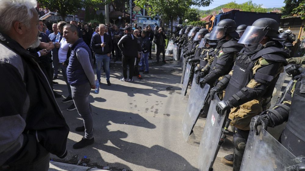 VIDEO : Watch: Ethnic Serbs clash with police in northern Kosovo as tensions rise