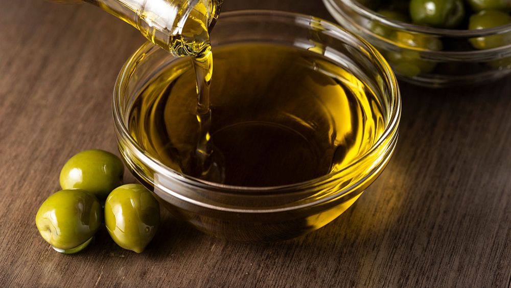 Consuming olive oil could reduce risk of dying from dementia by a third, study suggests