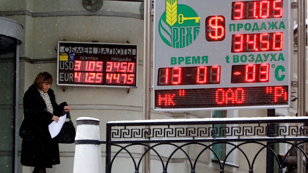 Russian Central Bank to hold an extraordinary meeting as rouble tumbles