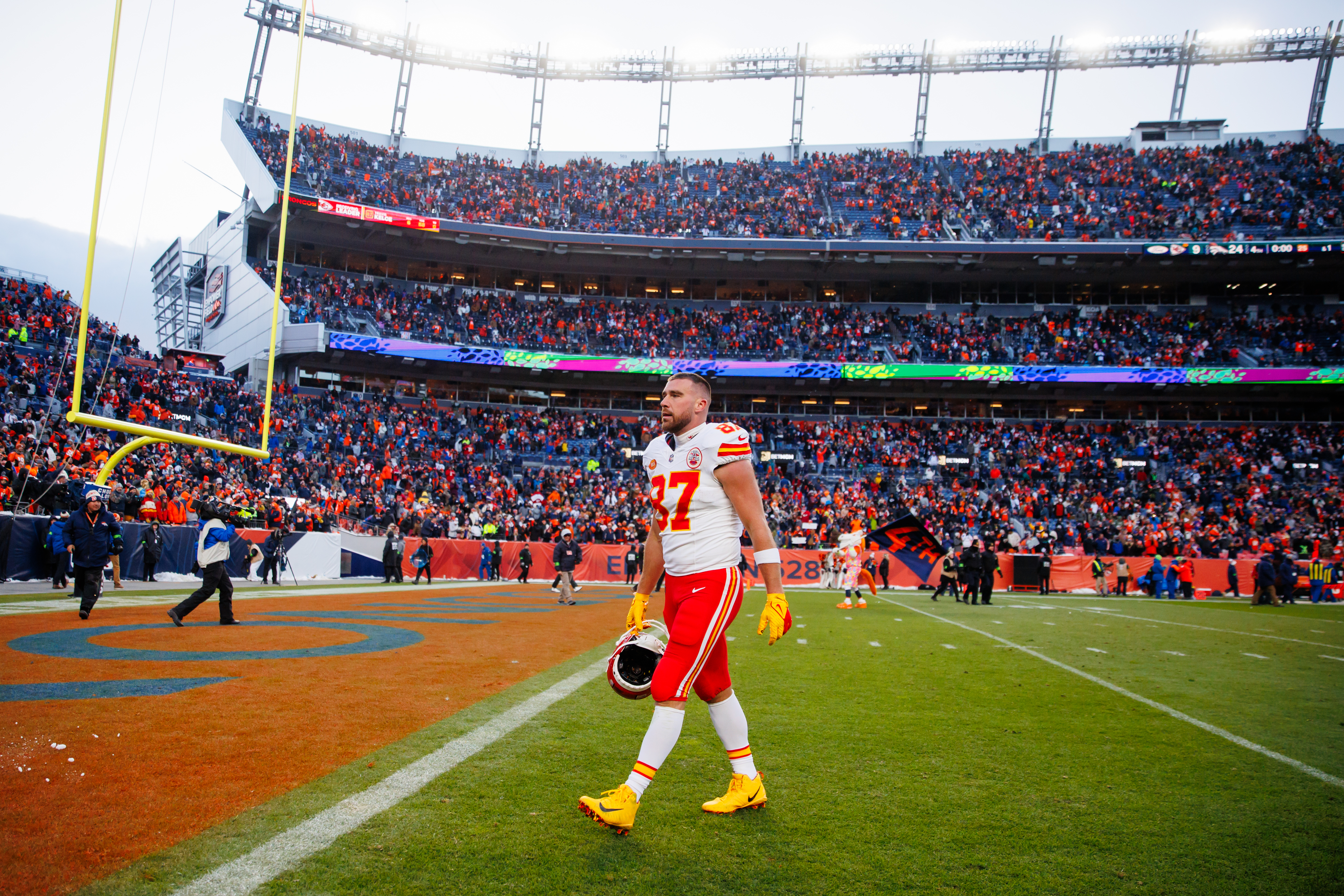 Travis Kelce walked off the field a loser and was forced to listen to Taylor Swift