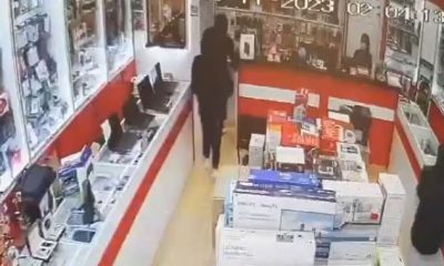 Video shows masked suspects making off with $15K in merchandise from Mississauga store - Toronto