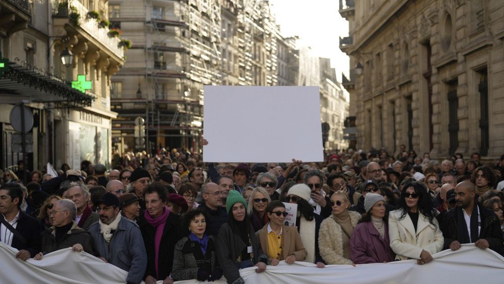 Thousands march silently though Paris, calling for peace in Middle East