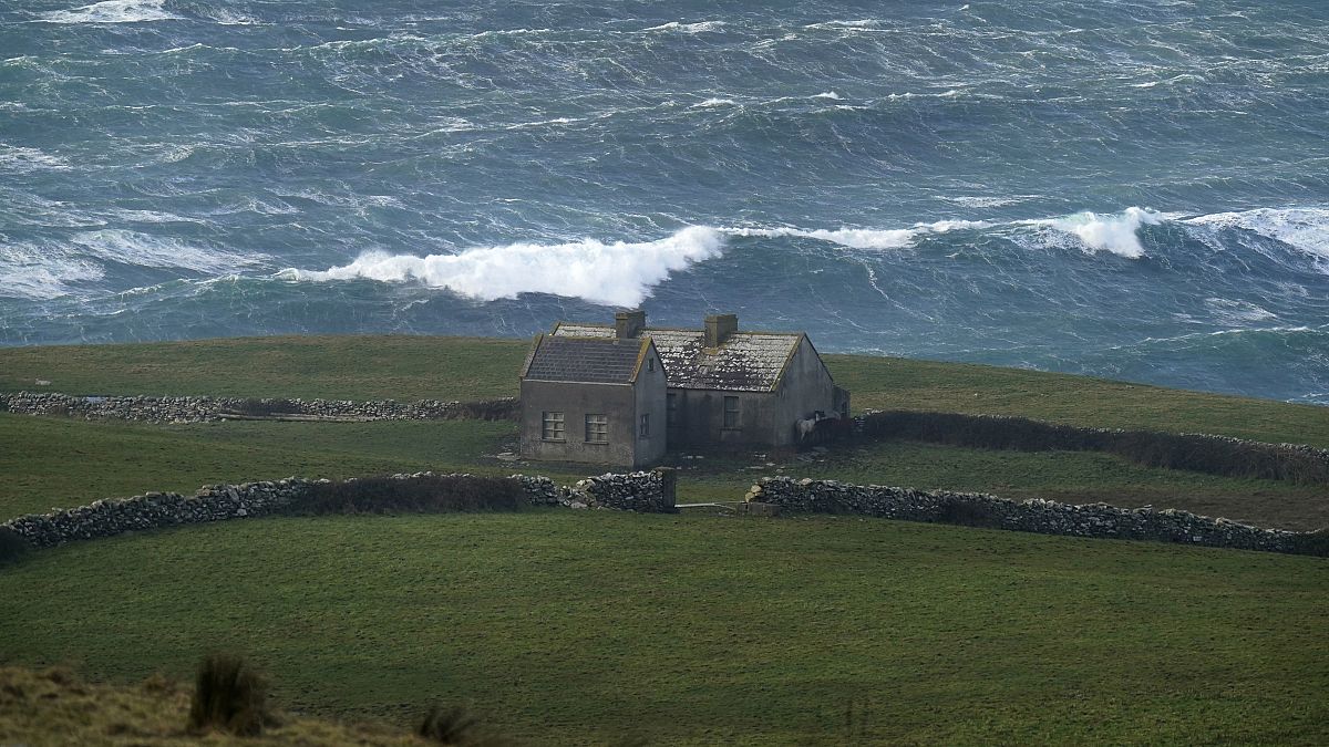 Storm Fergus hits west coasts of Ireland and France