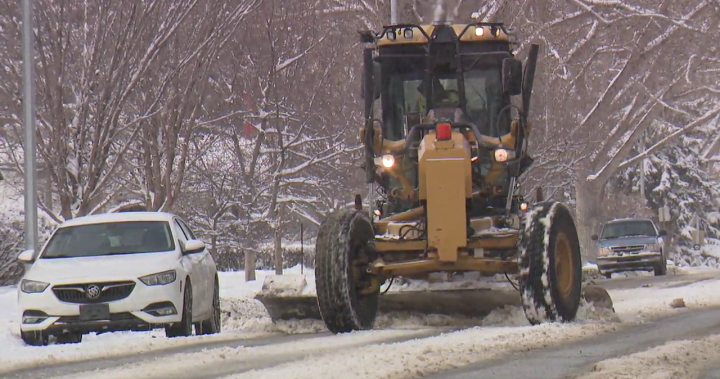 Crews continue clearing Calgary roads after snowfall warning ends - Calgary