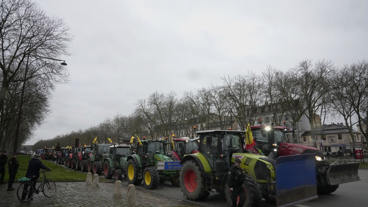 French farmers stop traffic on the Champs-Élysées, while Polish farmers block road to Lithuania