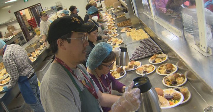 Winnipeg charity feeds hundreds of city’s vulnerable with Easter lunch - Winnipeg