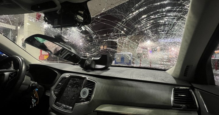 Bad roads: Quebec couple fighting for compensation for broken windshield - Montreal