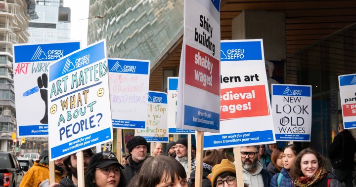 AGO workers reach tentative agreement ending month long strike: union - Toronto
