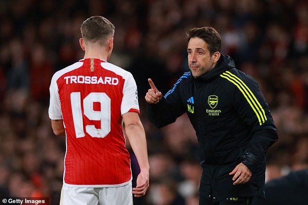 Jover issues instructions to Leandro Trossard during Arsenal's match with Bayern Munich